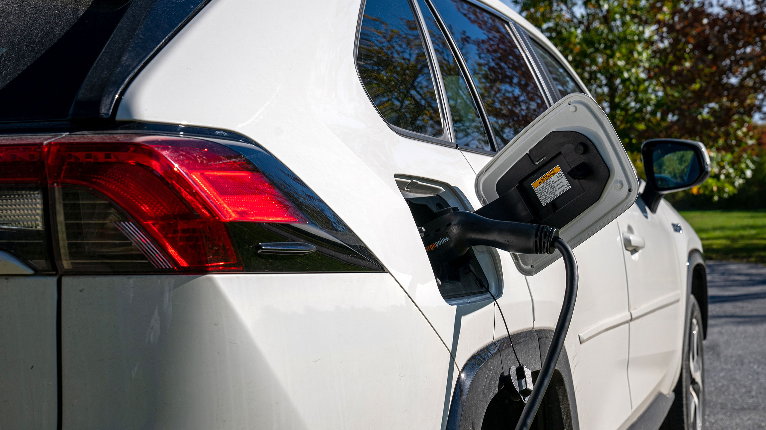 Your Plug-In Hybrid Is Polluting More If You Aren’t Charging It Up