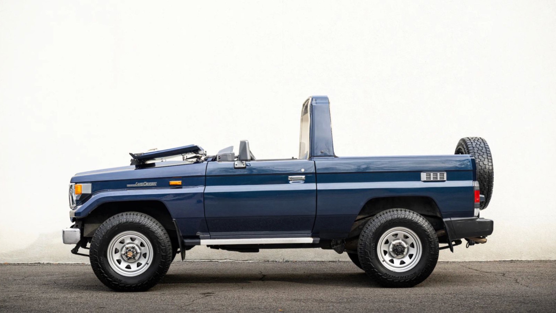 Maybe I’m Supposed to Buy a 70 Series Toyota Land Cruiser With a Fold-Down Windshield and a Roll Hoop